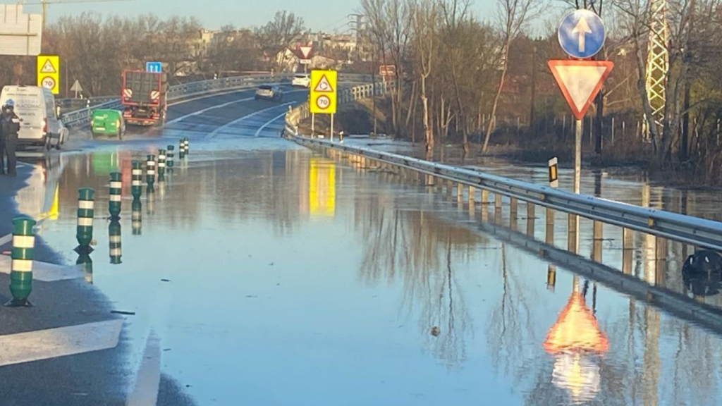 El carril cortado en la M-206.