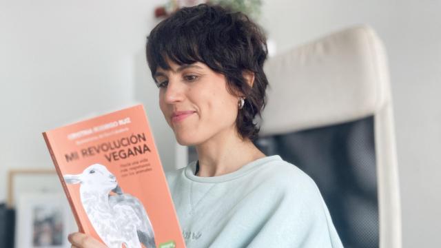Cristina Rodrigo Ruiz junto a su libro 'Mi revolución vegana'