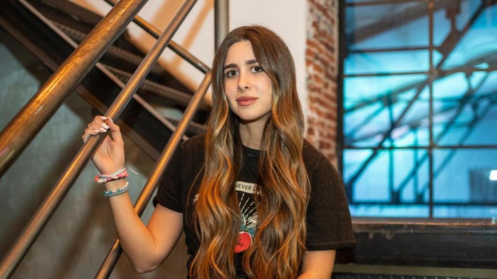 Mercedes Ron, la autora argentina que comenzó publicando en Wattpad, convertida en un fenómeno literario