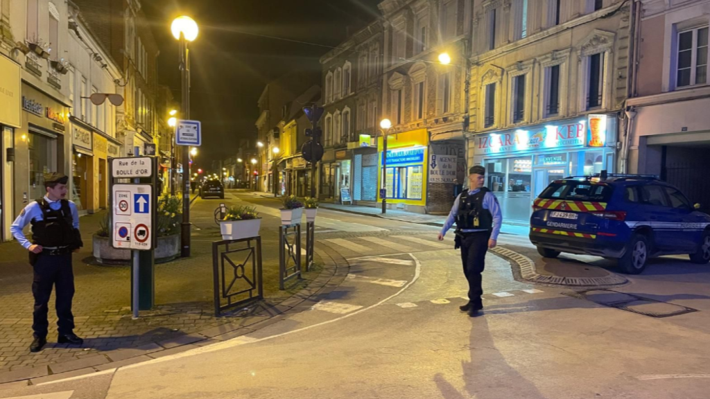Agentes de la Gendarmería francesa en Romilly-sur-Seine, tras el intento de atraco a un banco.