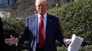 Donald Trump responde a los medios en la Casa Blanca este martes.