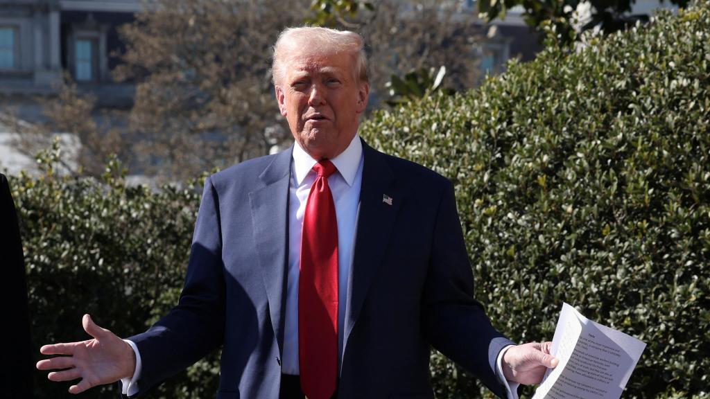 Donald Trump responde a los medios en la Casa Blanca este martes.