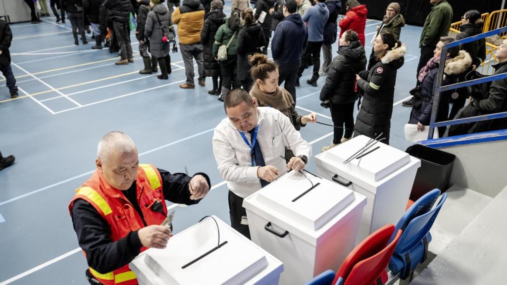 Miembros de las meses electorales en el pabellón deportivo Godthaabshallen, en Nuuk, Groenlandia, este martes.