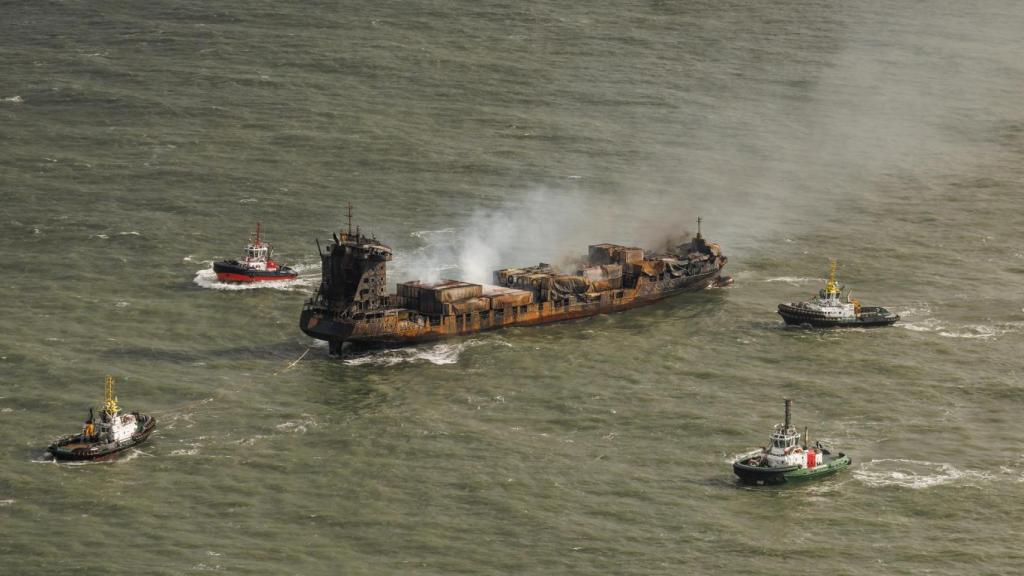 Trabajos de extinción del incendio desatado en el 'Solong' a raíz del accidente.