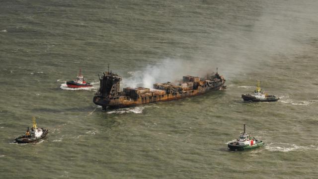 Trabajos de extinción del incendio desatado en el 'Solong' a raíz del accidente.