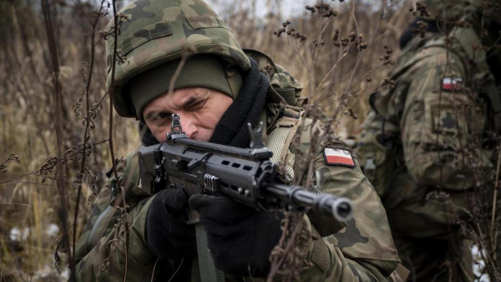 Un voluntario de las Fuerzas de Defensa Territorial de Polonia, en Lublin, durante un entrenamiento en noviembre de 2022. Javier Carbajal / El Español
