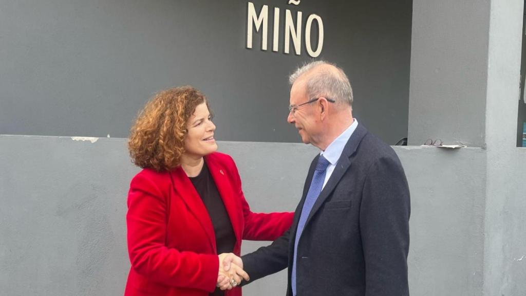 El alcalde de Miño, Manuel Vázquez Faraldo, y la subdelegada del Gobierno en A Coruña, María Rivas.