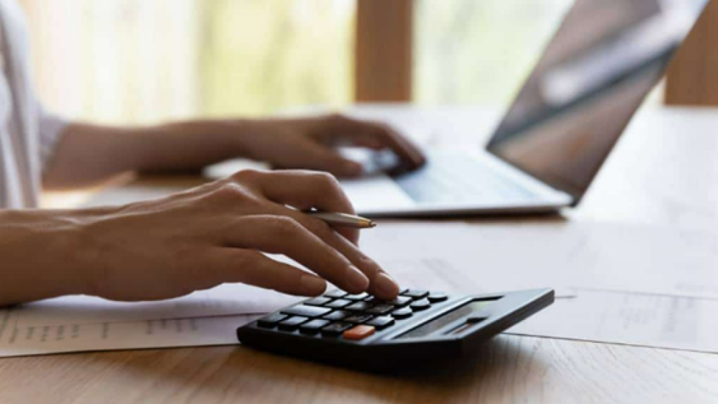 Una persona hace números sobre si le conviene comprar o alquilar vivienda.