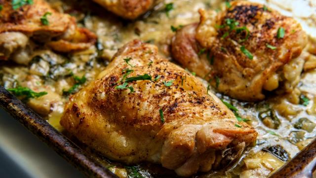 Unos trozos de pollo.