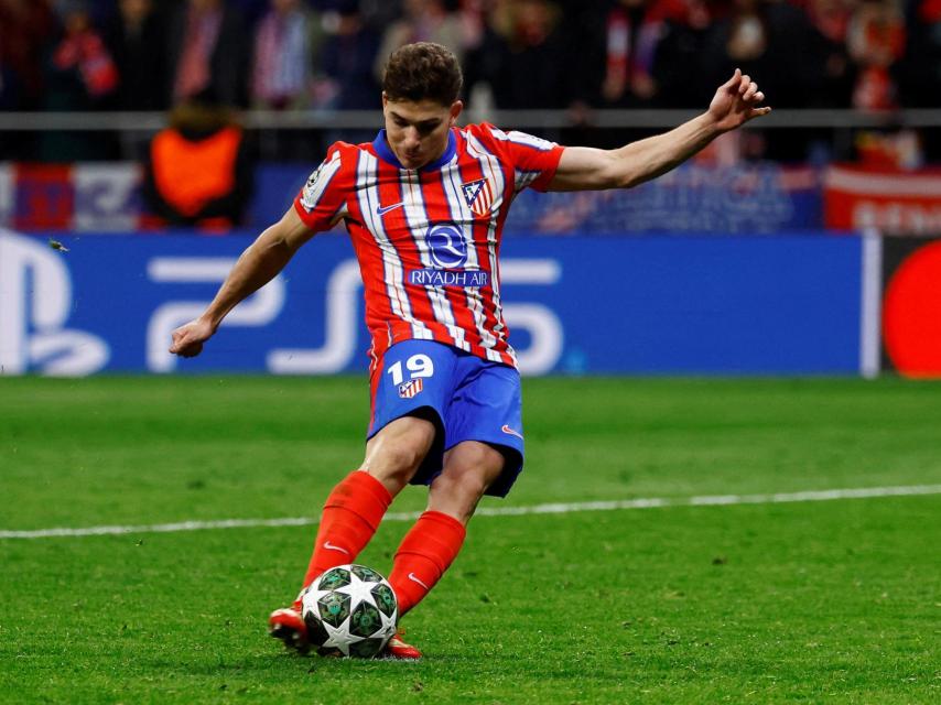 Julián Álvarez, en el momento de su lanzamiento de penalti.