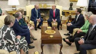 El presidente de Estados Unidos, Donald Trump, junto al primer ministro irlandés, Michael Martin este miércoles.