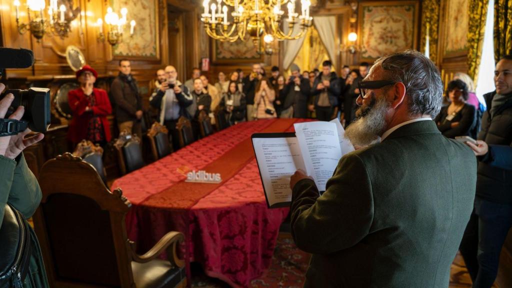 Sergi López interpreta un fragmento de 'El misterioso caso de Styles' en el palacio de Fernán Núñez de Madrid. Foto: Audible