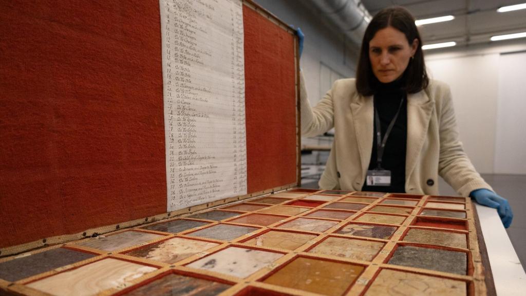 La comisaria Virginia Albarrán con uno de los ocho muestrario de mármoles y rocas decorativas del siglo XVIII que se expondrán en el marco de 'Colecciones Reveladas'. Foto: Patrimonio Nacional