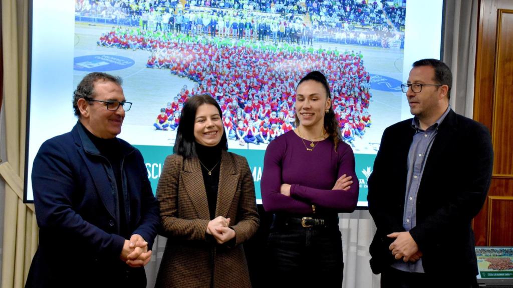 El responsable de comunicación de Caja Rural de Zamora, Narciso Prieto; la técnico de comunicación de Caja Rural de Zamora, Laura Huertos; le presidente del Club Balonmano Zamora, Iñaki Gómez; y la jugadora María Prieto O'Mullony