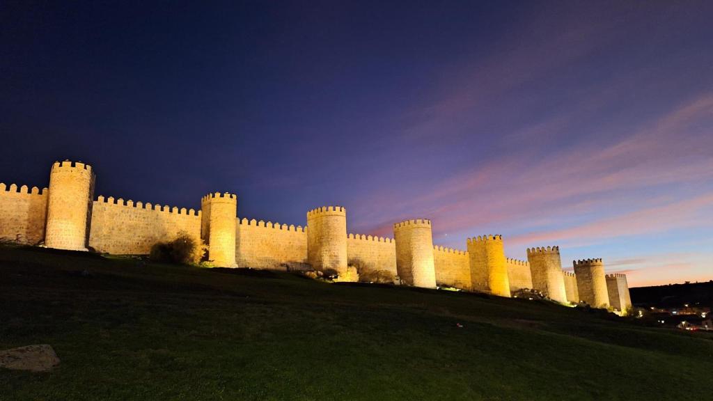 Puesta de sol sobre las antiguas murallas de Ávila.