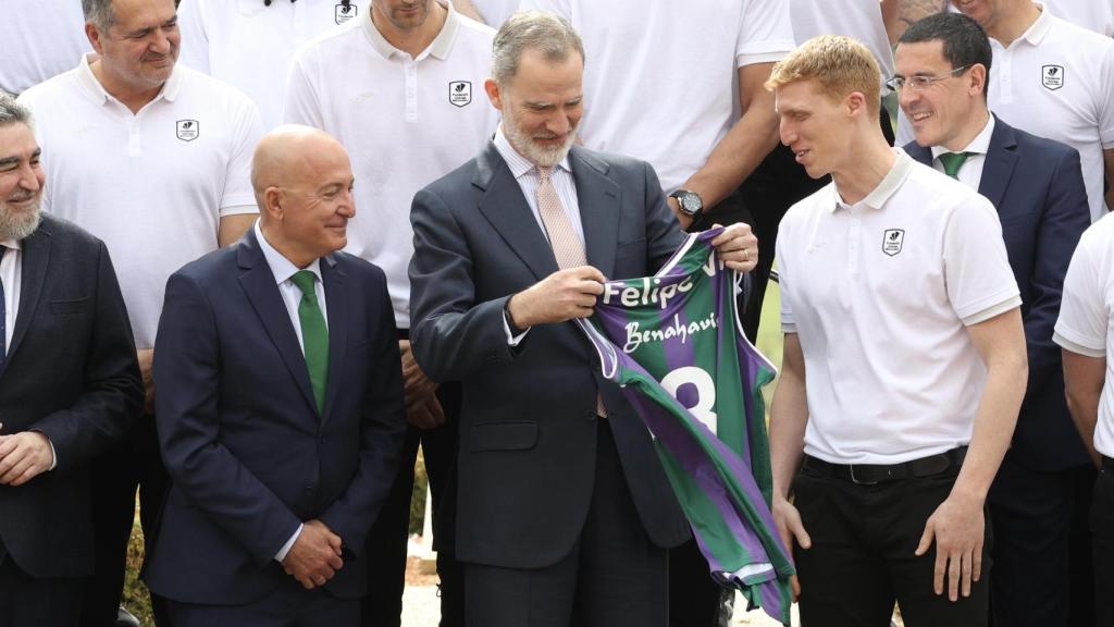 El rey recibe la camiseta.