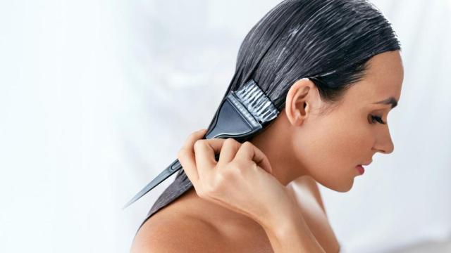 Imagen de archivo de una mujer tiñéndose el pelo.