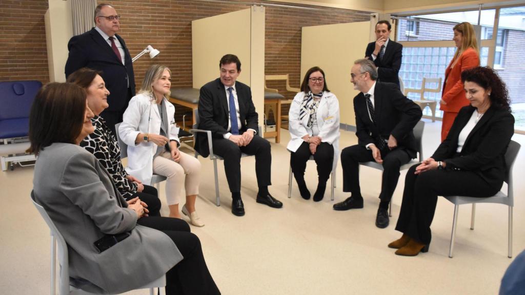 Imagen de la visita de Alfonso Fernández Mañueco al nuevo centro de salud