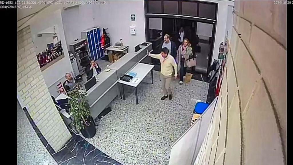 Imagen difundida por la Generalitat de la llegada de Mazón al Cecopi.