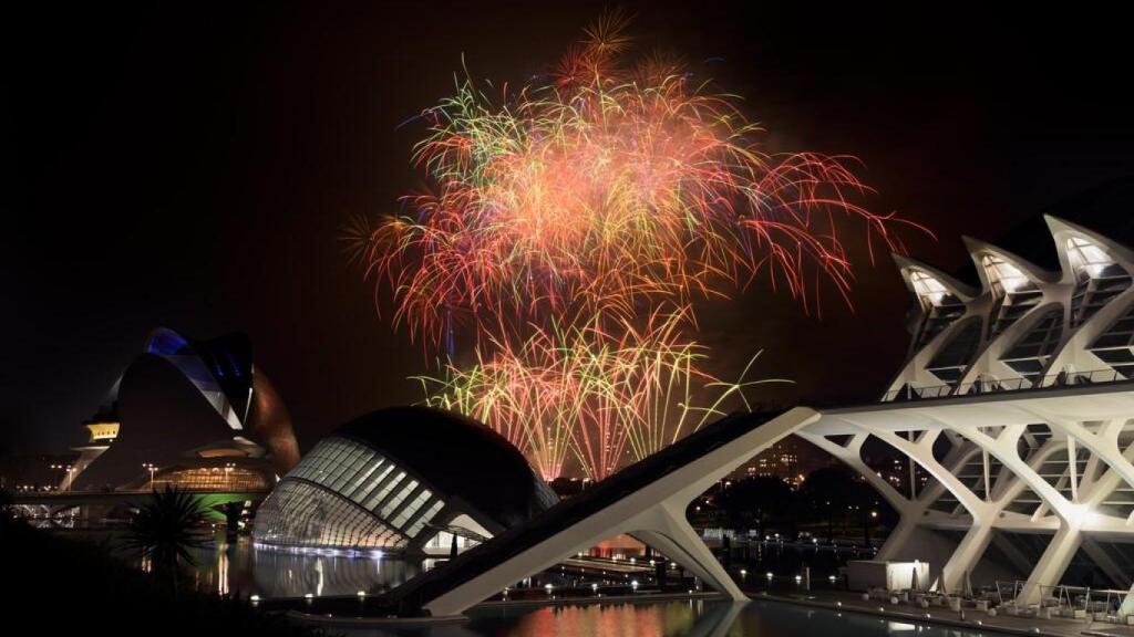 Castillo de fuegos artificiales en Fallas.
