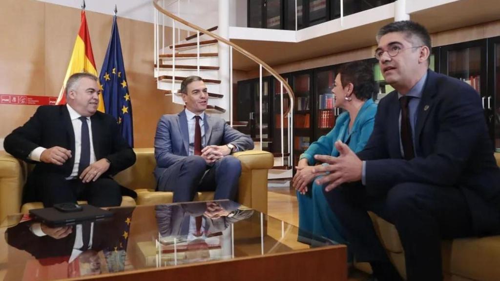El dirigente del PSOE Santos Cerdán y Pedro Sánchez con los portavoces de EH Bildu en Congreso y Senado en su reunión en la Cámara Baja  el pasado 13 de octubre de 2023.