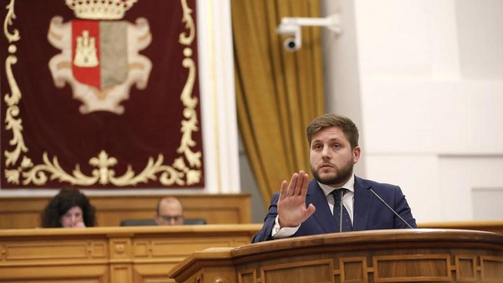 El consejero de Fomento del Gobierno de Castilla-La Mancha, Nacho Hernando, durante su intervención en el pleno.