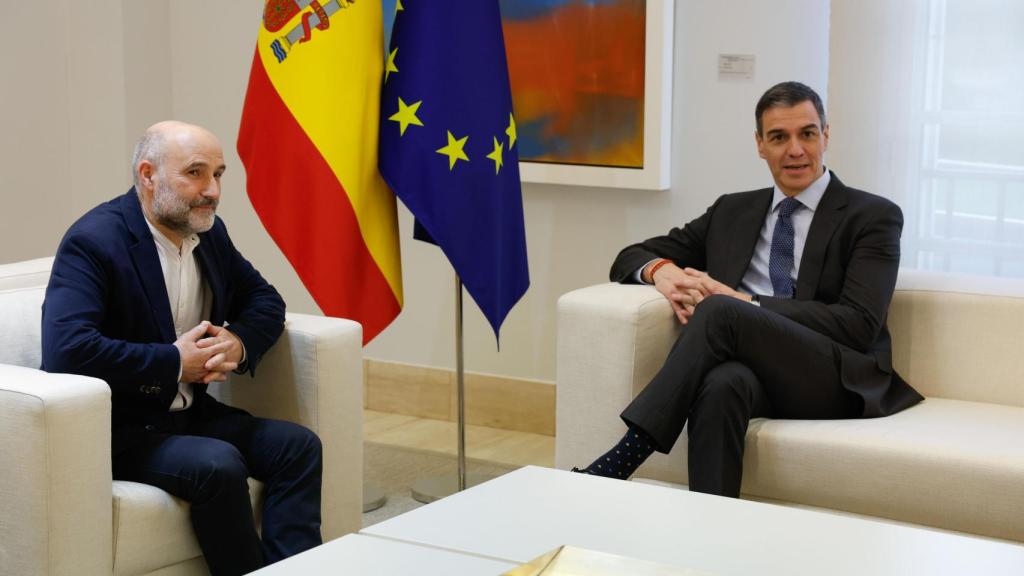 Néstor Rego, junto a Pedro Sánchez.