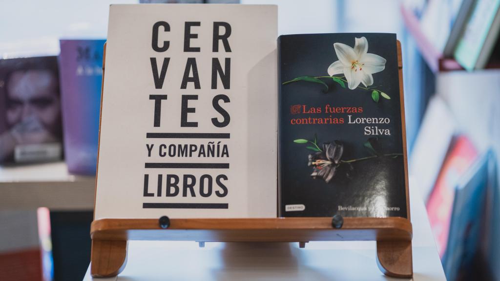 Detalle del libro 'Las fuerzas contrarias' de Lorenzo Silva.