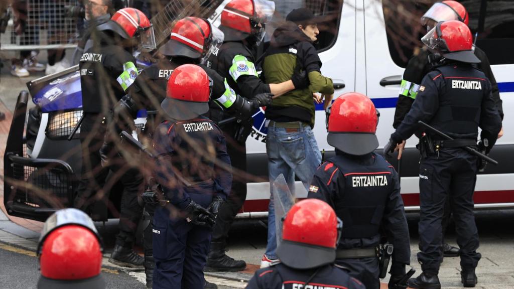 La Ertzaintza detiene a un aficionado de la Roma.