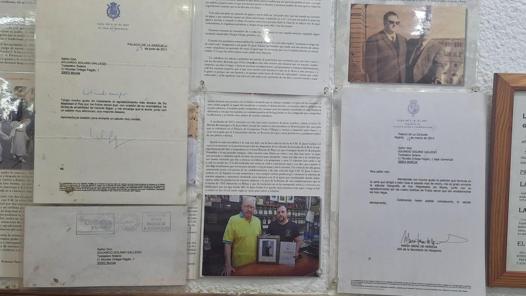 Eduardo Solano expone en la tienda dos cartas de agradecimiento enviadas en 2011 y 2015 por la Casa Real.