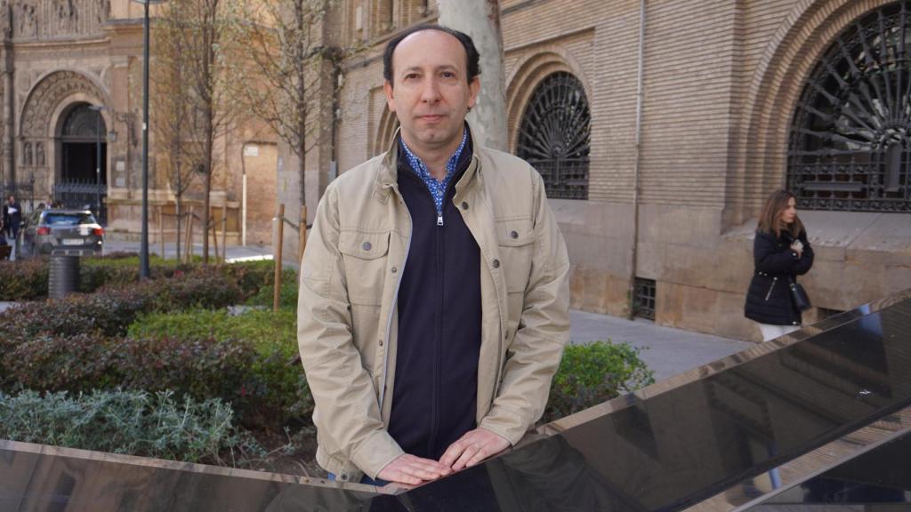 Fernando Elsoúa contagiado de covid en octubre de 2020 junto a la escultura en honor a la víctimas de la pandemia