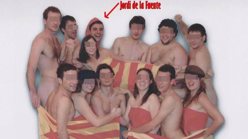 Jordi de la Fuente posa en un cartel junto a compañeros de universidad.