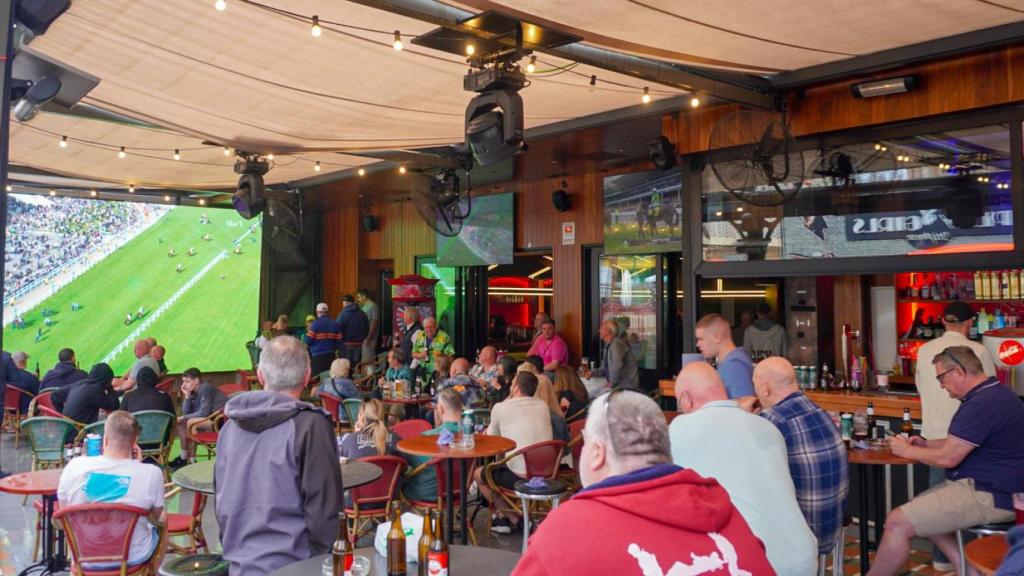 Un bar retrasmitiendo las carreras.