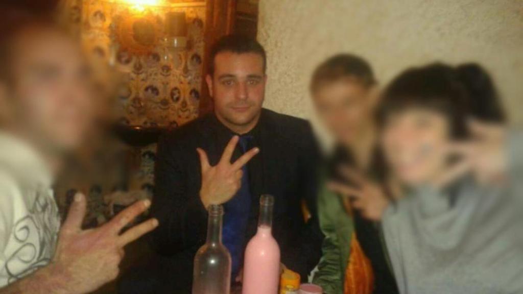 Jordi de la Fuente hace un saludo con tres dedos, que en la simbología neonazi representa un juramento al Führer.