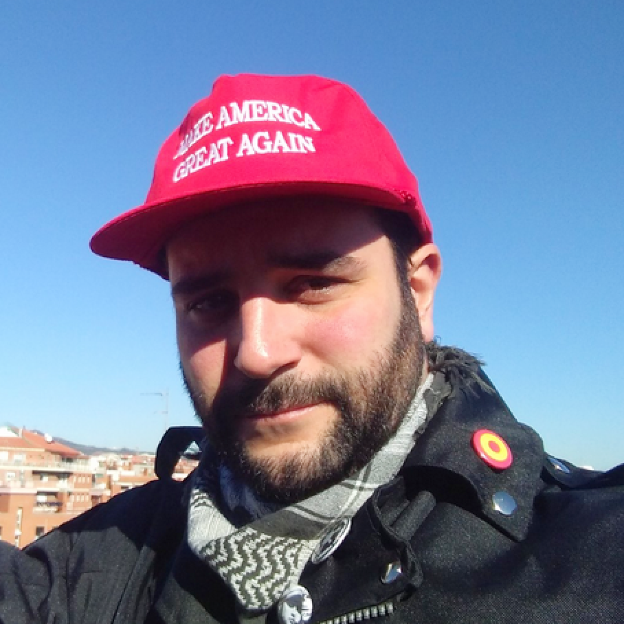 De la Fuente, con una gorra con el lema de Trump y un pañuelo palestino.