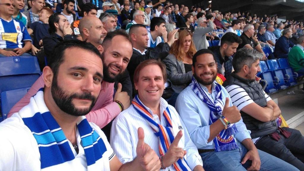 Jordi de la Fuente, en primer plano, junto a Ignacio Garriga, en el campo del Espanyol.