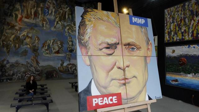 La obra de arte 'La Paz', expuesta este miércoles en una galería de arte de San Petersburgo.