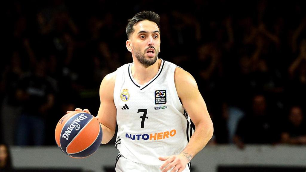 Campazzo se lleva el balón.