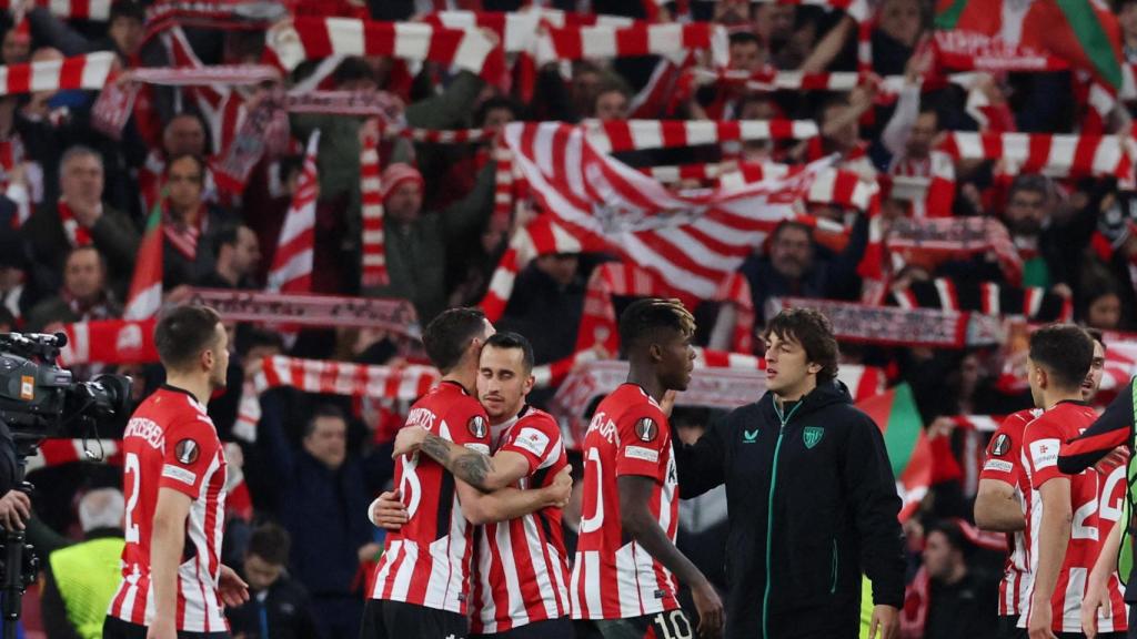 Los jugadores del Athletic Club se felicitan.
