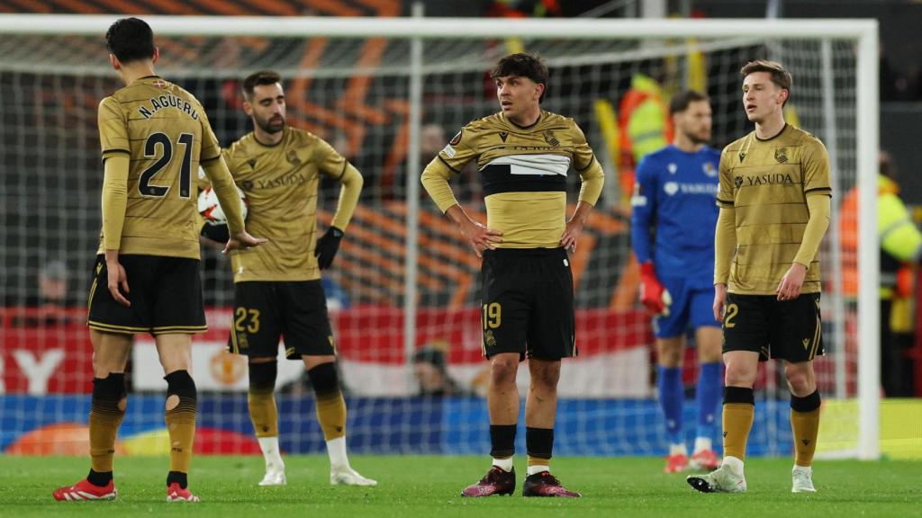 Los jugadores de la Real Sociedad, cabizbajos en Old Trafford.