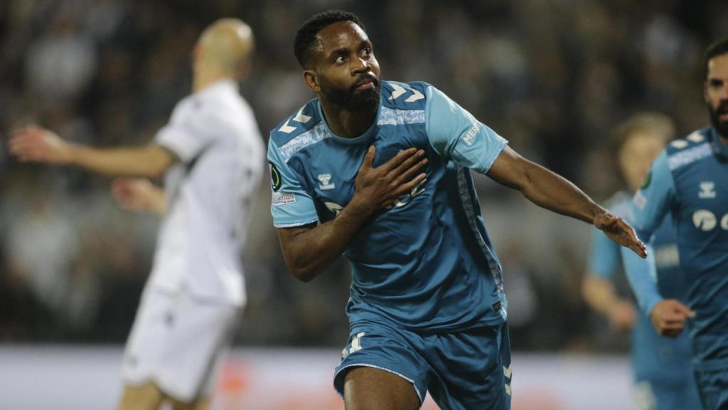 Bakambu celebra uno de sus goles con el Betis.