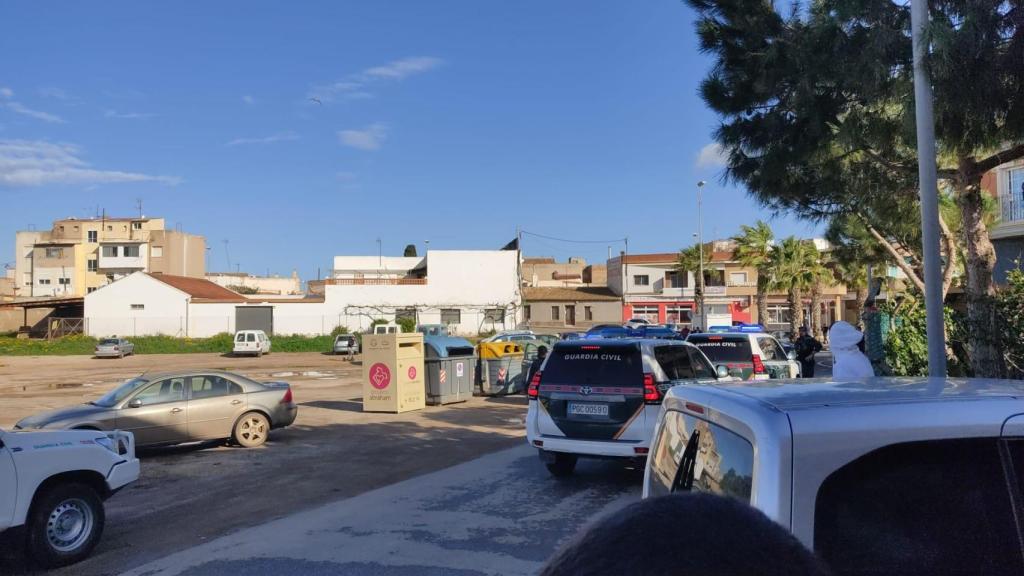 Varias patrullas de la Guardia Civil, este jueves, en las calles de El Algar.