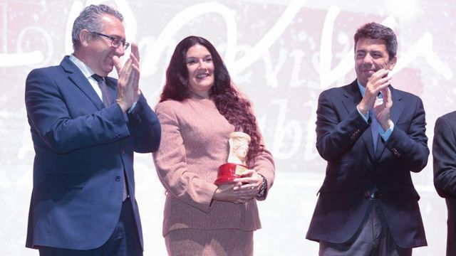 Toni Pérez y Carlos Mazón con Rosario Raro, la ganadora del Premio de Novela Azorín 2025.