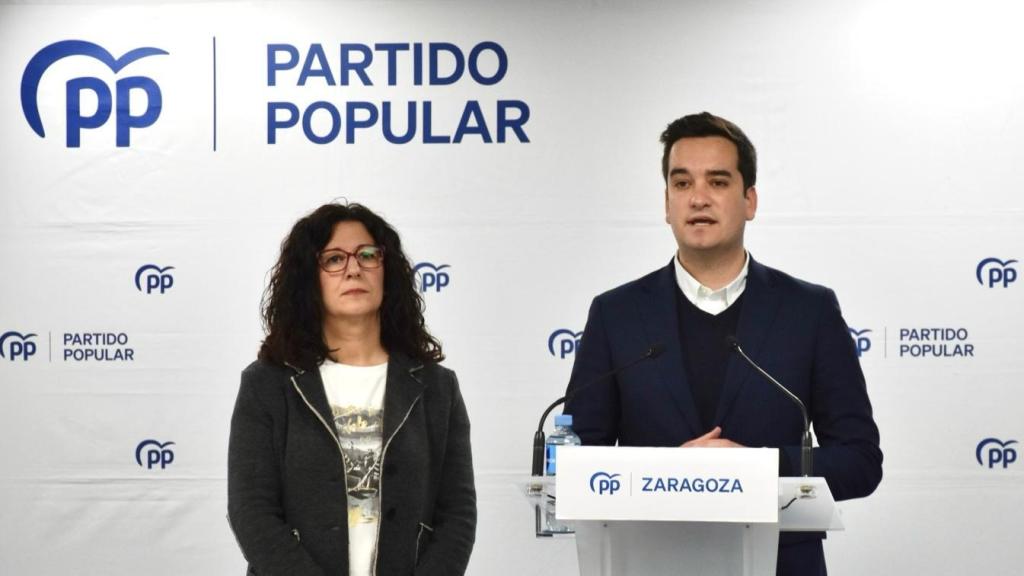 El portavoz del PP en la DPZ, este jueves junto a la diputada Silvia Benedí.