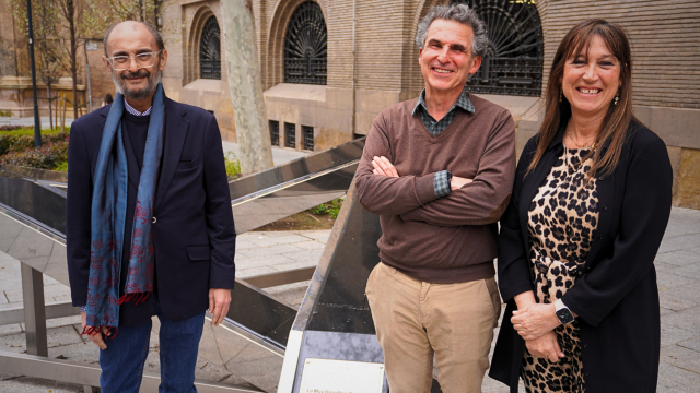 Javier Lambán, Francisco Falo y Sira Repollés, en el memorial a las víctimas de la covid-19 de la plaza de Santa Engracia de Zaragoza.