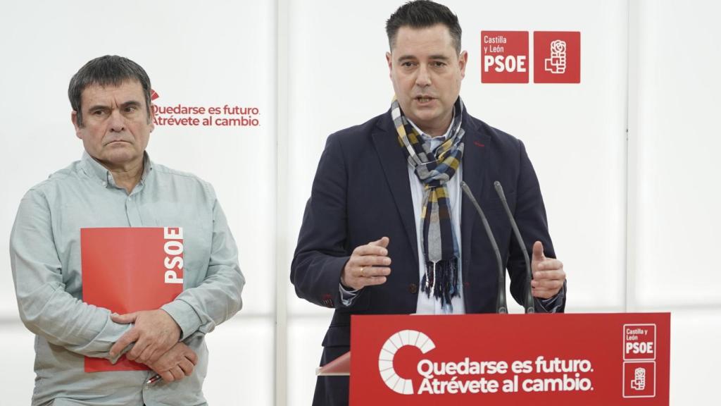 El portavoz de Sanidad del Grupo Socialista en las Cortes, Jesús Puente, y el secretario de Organización del PSOE CyL, Daniel de la Rosa, durante su rueda de prensa de este jueves
