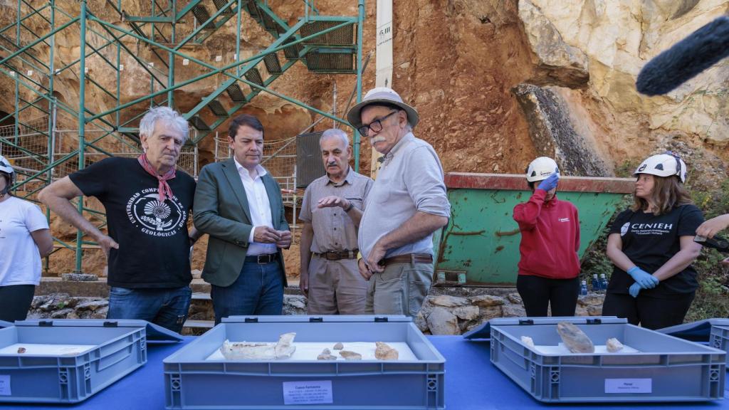 Alfonso Fernández Mañueco en la Sierra de Atapuerca