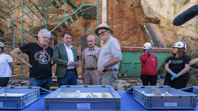 Alfonso Fernández Mañueco en la Sierra de Atapuerca