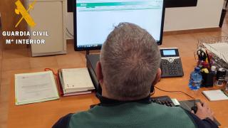 Agente de la Guardia Civil trabajando en la investigación del caso