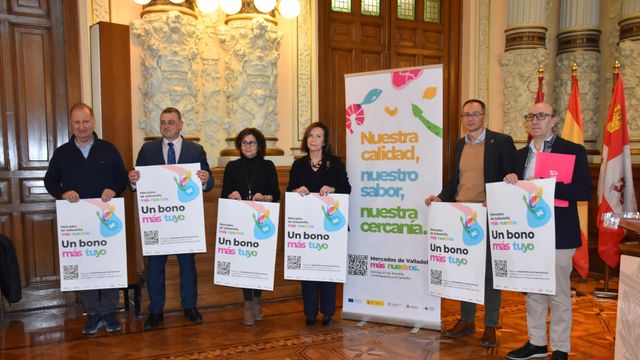 El concejal de Comercio, Mercados y Consumo, Víctor Martín, presenta la iniciativa Bono Mercado